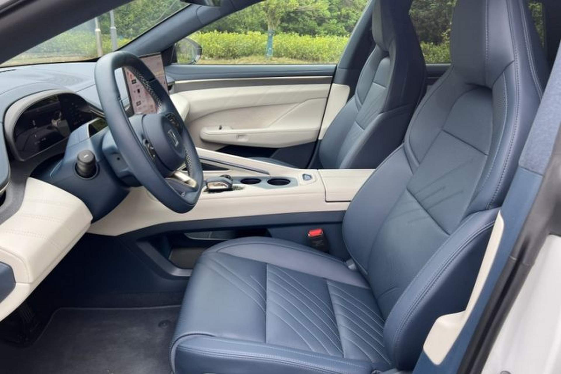 Used Zeekr 001 2025 YOU Edition 100 kWh All-Wheel Drive Interior 8