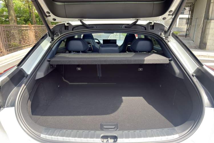 Used Zeekr 001 2025 YOU Edition 100 kWh All-Wheel Drive Interior 8