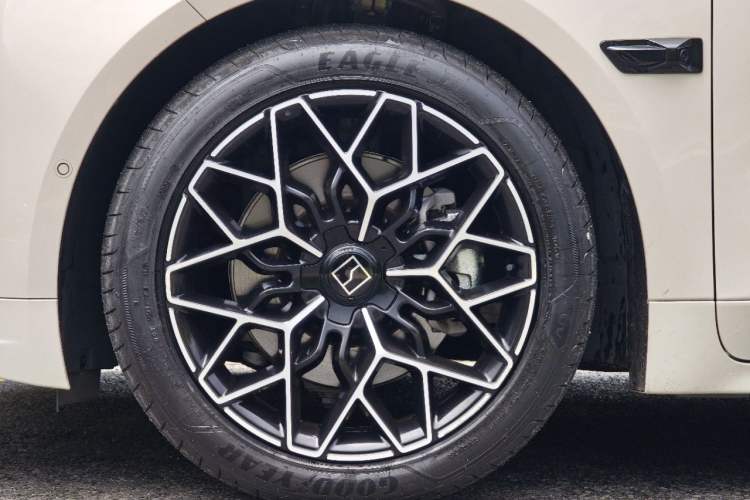 Used Zeekr 001 2025 WE Edition 95 kWh All-Wheel Drive Left Front Wheel Hub