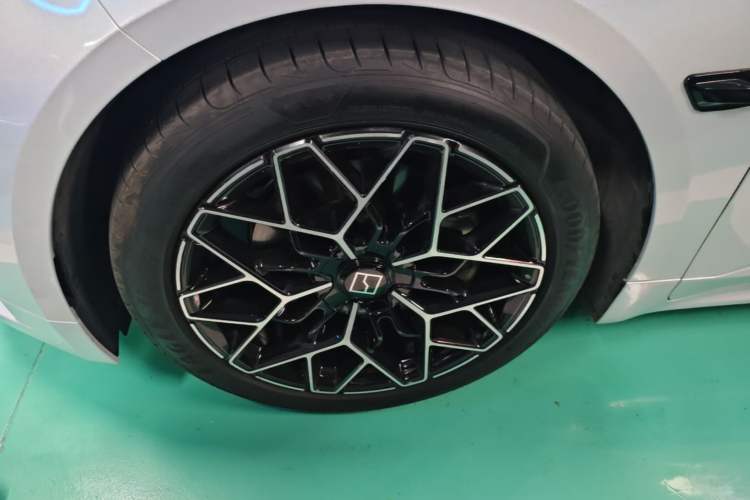Used Zeekr 001 2025 WE Edition 100 kWh Rear-Wheel Drive Left Front Wheel Hub