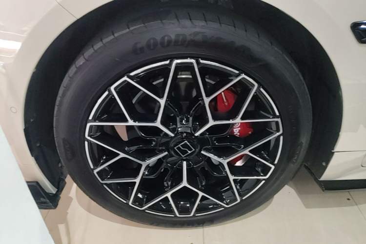 Used Zeekr 001 2025 WE Edition 95 kWh All-Wheel Drive Left Front Wheel Hub