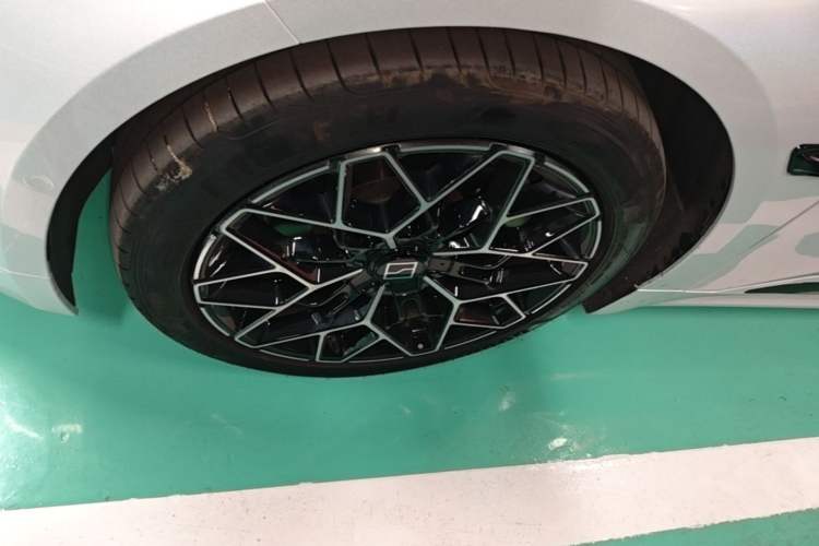 Used Zeekr 001 2025 WE Edition 100 kWh Rear-Wheel Drive Left Front Wheel Hub