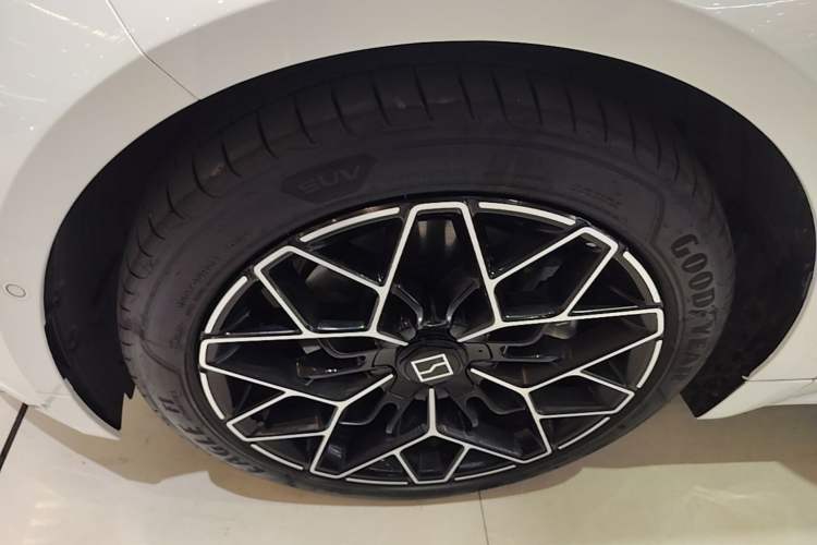 Used Zeekr 001 2025 WE Edition 95 kWh All-Wheel Drive Left Front Wheel Hub
