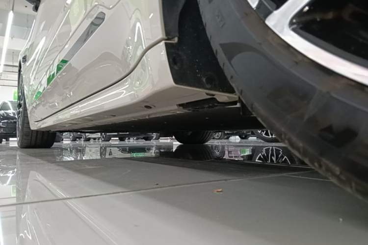 Used Zeekr 001 2025 YOU Edition 100 kWh All-Wheel Drive Left Side Sill