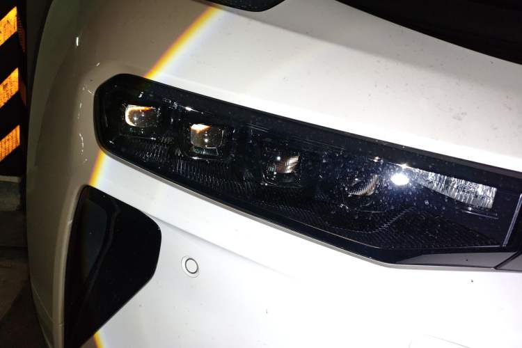 Used Zeekr 001 2025 WE Edition 95 kWh All-Wheel Drive Right Front Headlight