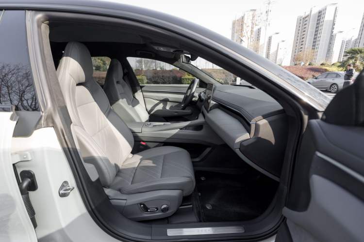 Used Zeekr 001 2025 WE Edition 95 kWh All-Wheel Drive Right Front Seat