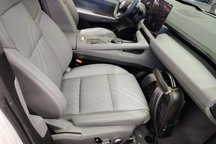 Used Zeekr 001 2025 WE Edition 95 kWh All-Wheel Drive Right Front Seat