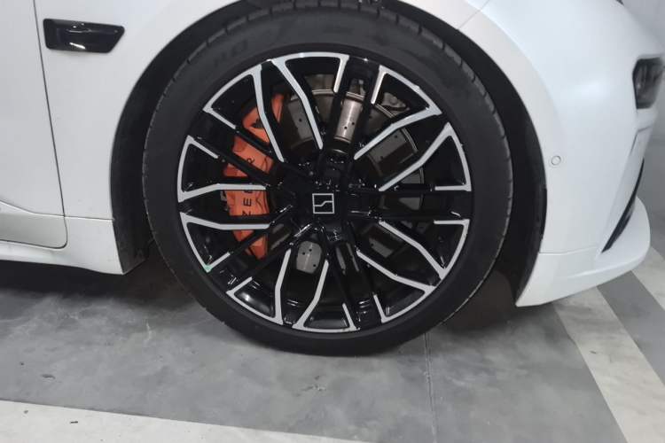 Used Zeekr 001 2025 YOU Edition 100 kWh All-Wheel Drive Right Front Wheel Hub