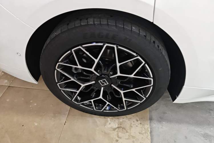 Used Zeekr 001 2025 WE Edition 100 kWh Rear-Wheel Drive Right Rear Wheel Hub