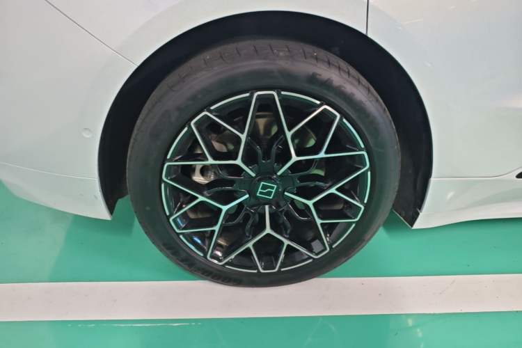 Used Zeekr 001 2025 WE Edition 100 kWh Rear-Wheel Drive Right Rear Wheel Hub