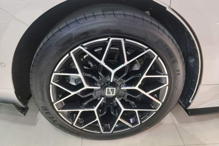 Used Zeekr 001 2025 WE Edition 95 kWh All-Wheel Drive Right Rear Wheel Hub