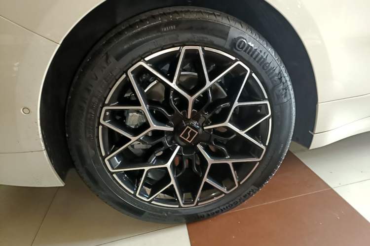 Used Zeekr 001 2025 WE Edition 95 kWh All-Wheel Drive Right Rear Wheel Hub