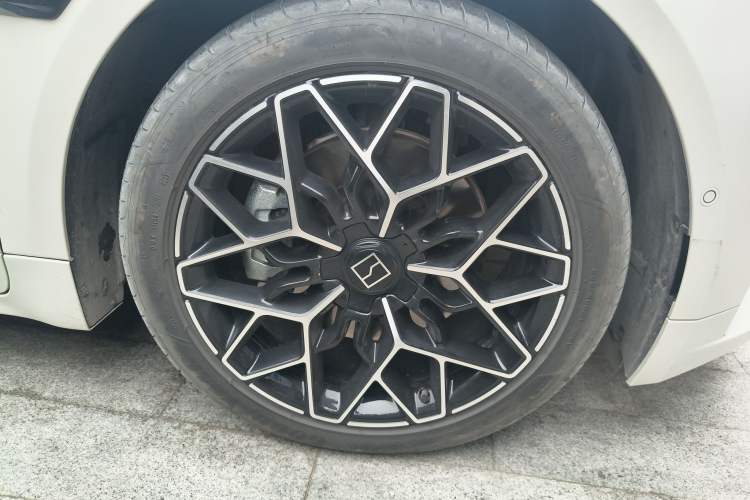 Used Zeekr 001 2025 WE Edition 95 kWh All-Wheel Drive Right Front Wheel Hub