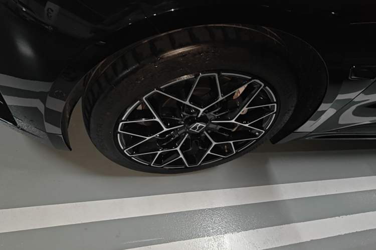 Used Zeekr 001 2026 95° All-Wheel-Drive Max Edition Left Front Wheel Hub