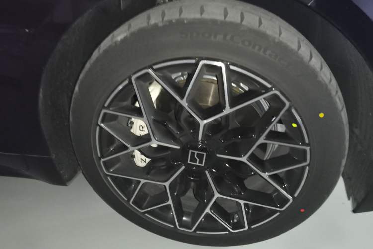Used Zeekr 001 2026 95° All-Wheel-Drive Max Edition Right Front Wheel Hub