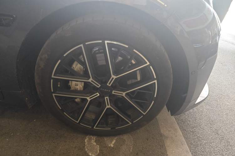 Used Zeekr 001 2026 95° All-Wheel-Drive Max Edition Right Front Wheel Hub