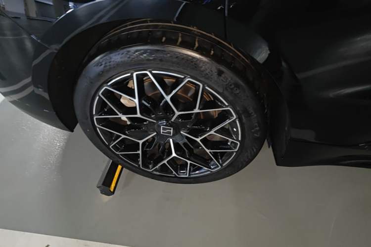 Used Zeekr 001 2026 95° All-Wheel-Drive Max Edition Right Rear Wheel Hub