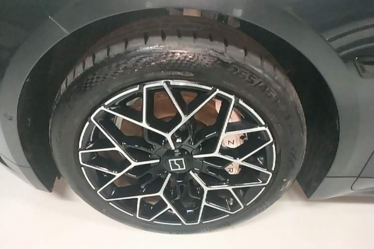 Used Zeekr 001 2026 95° All-Wheel-Drive Max Edition Left Front Wheel Hub