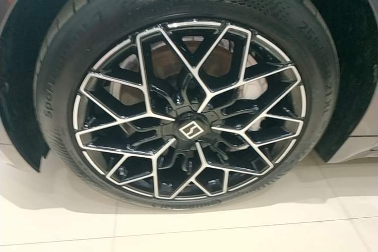 Used Zeekr 001 2026 95° All-Wheel-Drive Max Edition Left Front Wheel Hub