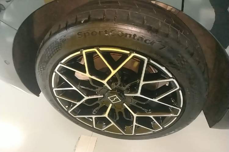 Used Zeekr 001 2026 95° All-Wheel-Drive Max Edition Right Rear Wheel Hub