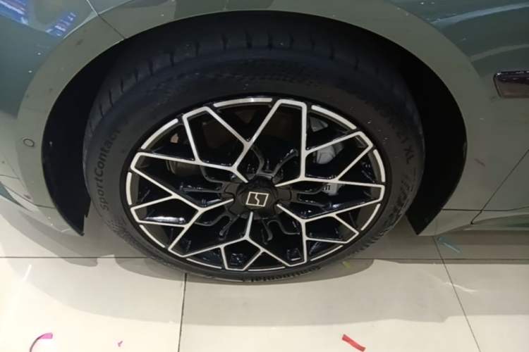 Used Zeekr 001 2026 95° All-Wheel-Drive Max Edition Left Front Wheel Hub