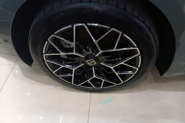 Used Zeekr 001 2026 95° All-Wheel-Drive Max Edition Right Rear Wheel Hub