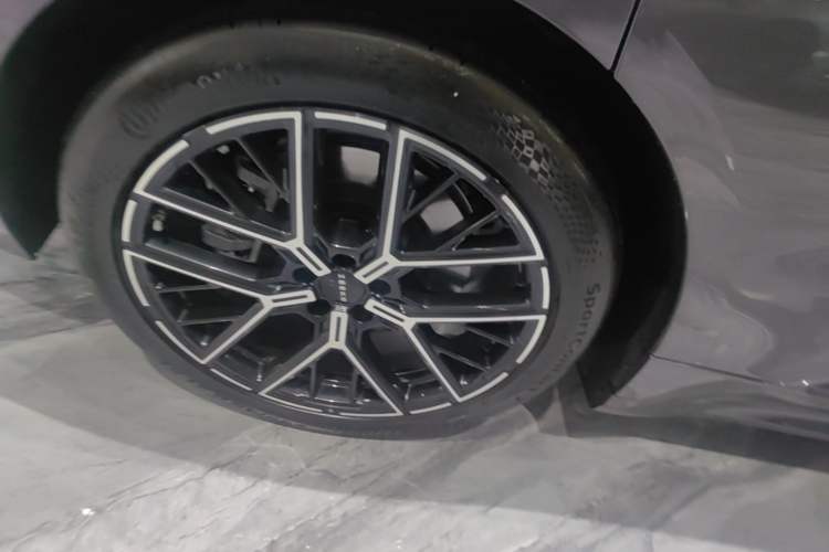 Used Zeekr 001 2026 Model 103° Four-Wheel Drive Ultra Version Right Rear Wheel Hub