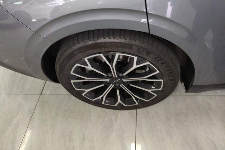 Used Zeekr 007 2024 Rear-Drive Intelligent Driving Version 75 kWh Right Rear Wheel Hub
