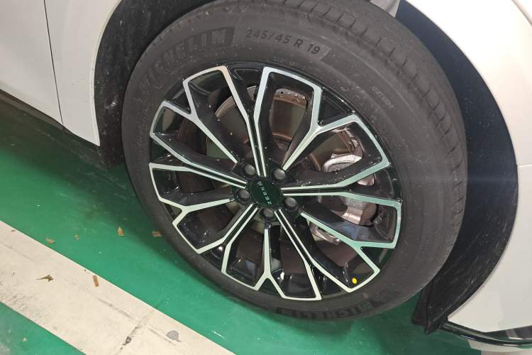 Used Zeekr 007 2024 Rear-Drive Enhanced Version 75 kWh Right Front Wheel Hub