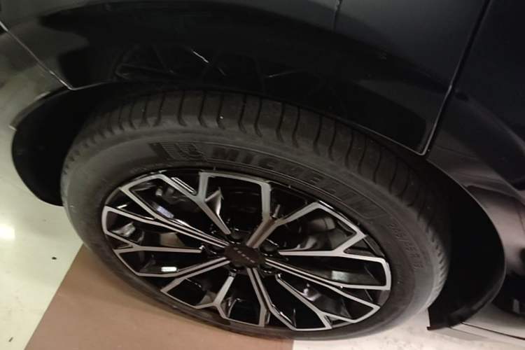 Used Zeekr 007 2024 Rear-Drive Intelligent Driving Version 75 kWh Right Rear Wheel Hub