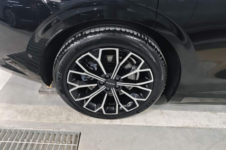 Used Zeekr 007 2024 Rear-Drive Intelligent Driving Version 75 kWh Right Rear Wheel Hub