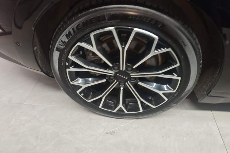 Used Zeekr 007 2024 Rear-Drive Intelligent Driving Version 100 kWh Right Rear Wheel Hub