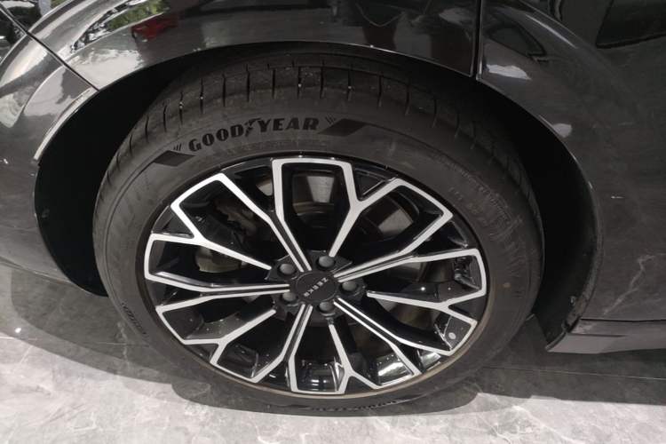 Used Zeekr 007 2024 Four-Wheel Drive Intelligent Driving Version 100 kWh Right Rear Wheel Hub