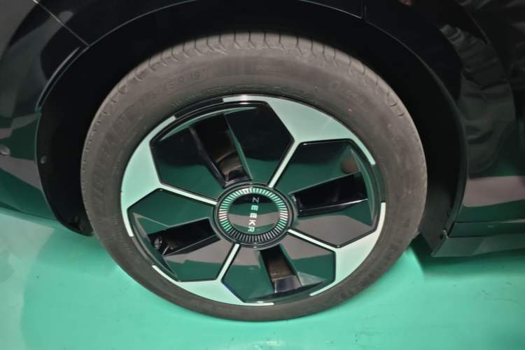 Used Zeekr 007 2024 Rear-Drive Enhanced Version 75 kWh Right Rear Wheel Hub