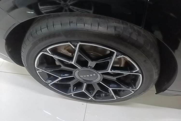 Used Zeekr 007 2024 Rear-Drive Enhanced Version 75 kWh Right Rear Wheel Hub