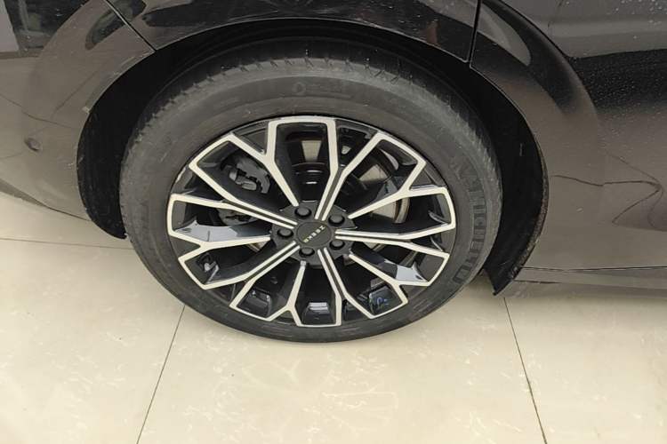 Used Zeekr 007 2024 Rear-Drive Enhanced Version 100 kWh Right Rear Wheel Hub