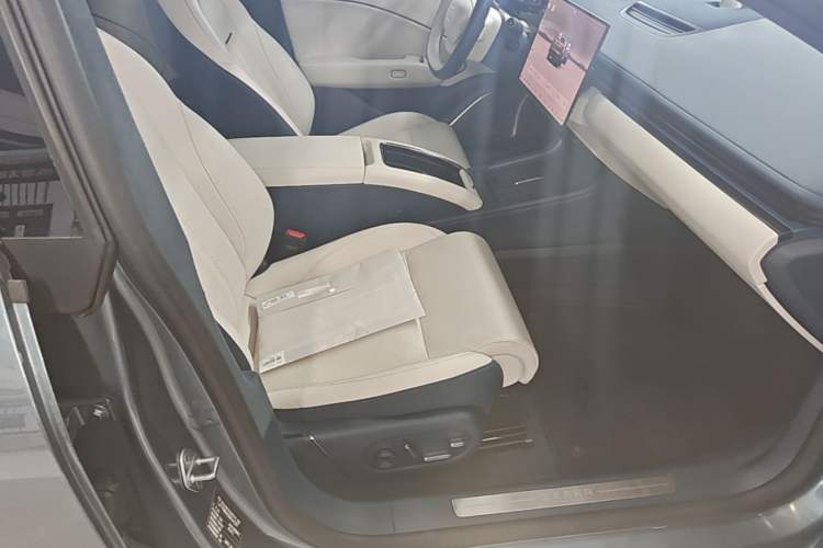 Used Zeekr 007 2024 Rear-Drive Enhanced Version 75 kWh Right Front Seat