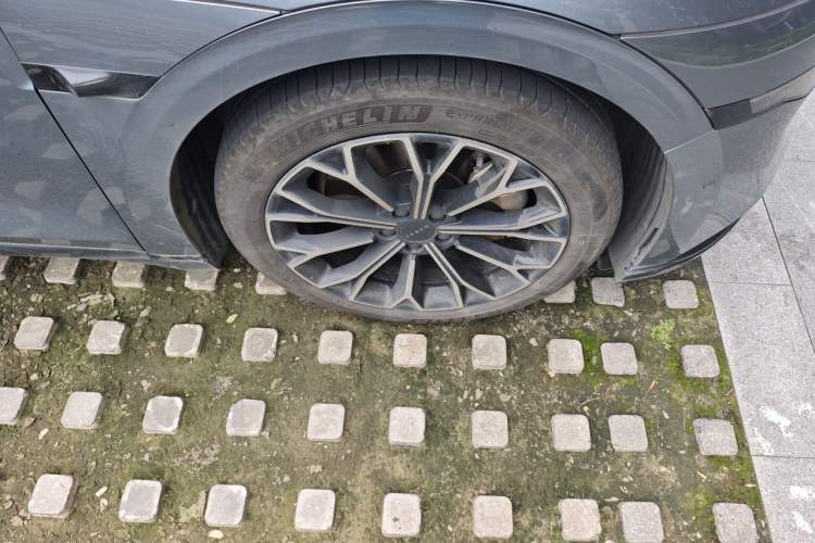 Used Zeekr 007 2024 Rear-Drive Intelligent Driving Version 75 kWh Right Front Wheel Hub