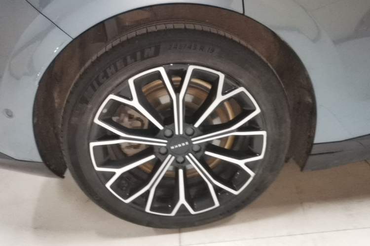 Used Zeekr 007 2024 Rear-Drive Intelligent Driving Version 100 kWh Right Rear Wheel Hub