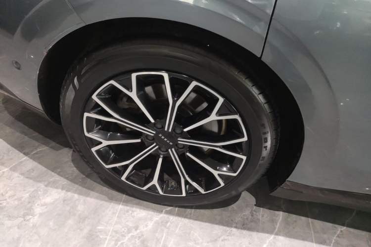 Used Zeekr 007 2024 Rear-Drive Intelligent Driving Version 100 kWh Right Rear Wheel Hub