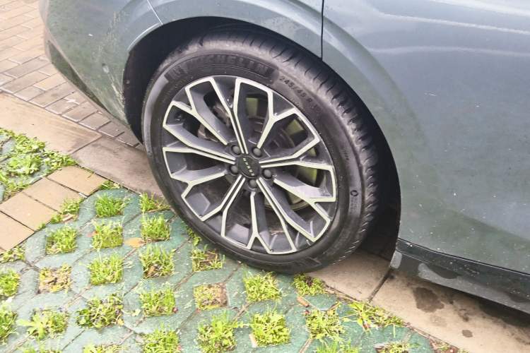 Used Zeekr 007 2024 Rear-Drive Enhanced Version 75 kWh Right Rear Wheel Hub