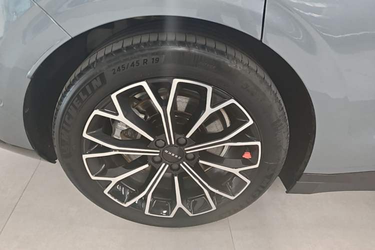 Used Zeekr 007 2024 Rear-Drive Enhanced Version 75 kWh Right Rear Wheel Hub