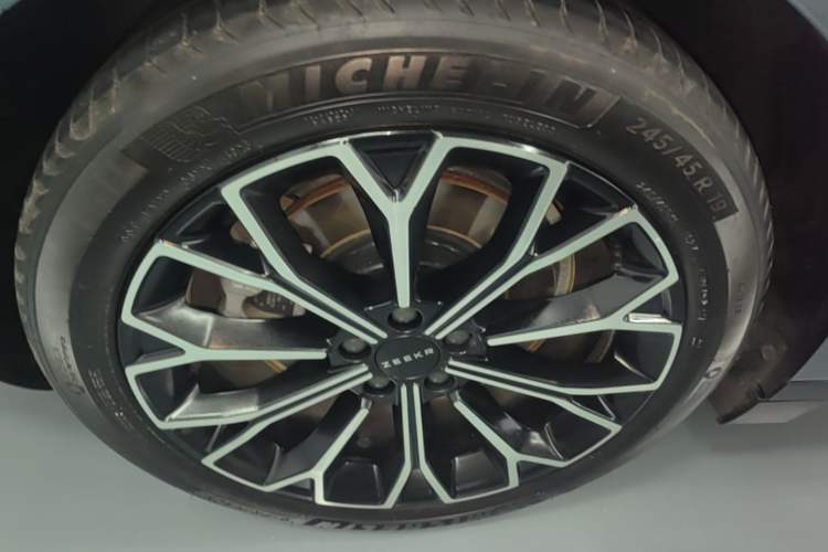 Used Zeekr 007 2024 Rear-Drive Intelligent Driving Version 100 kWh Right Rear Wheel Hub