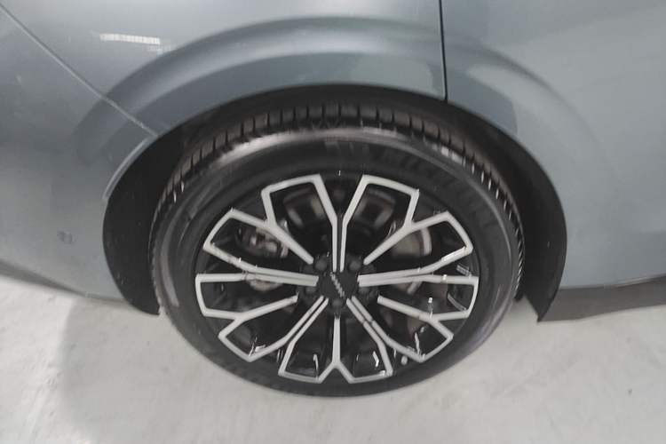 Used Zeekr 007 2024 Rear-Drive Intelligent Driving Version 75 kWh Right Rear Wheel Hub