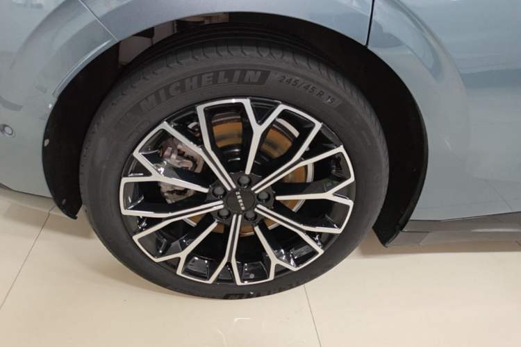 Used Zeekr 007 2024 Rear-Drive Intelligent Driving Version 75 kWh Right Rear Wheel Hub