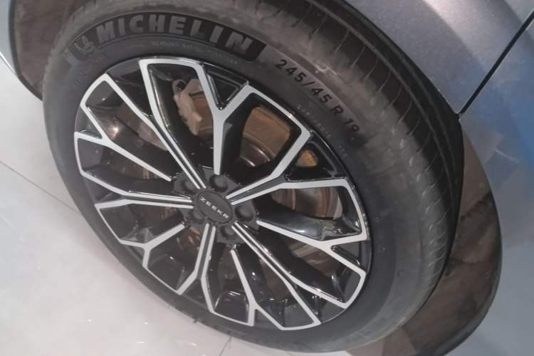 Used Zeekr 007 2024 Rear-Drive Intelligent Driving Version 100 kWh Right Rear Wheel Hub