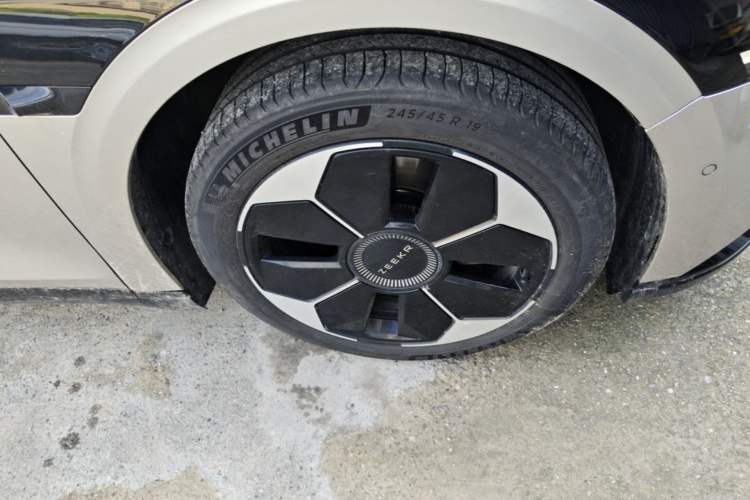 Used Zeekr 007 2024 Rear-Drive Intelligent Driving Version 100 kWh Right Front Wheel Hub