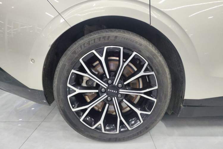 Used Zeekr 007 2024 Rear-Drive Enhanced Version 100 kWh Right Rear Wheel Hub