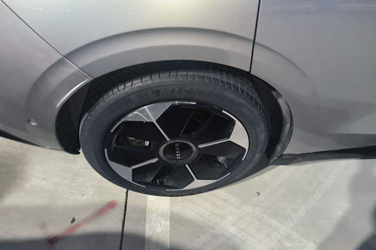 Used Zeekr 007 2024 Rear-Drive Enhanced Version 75 kWh Right Rear Wheel Hub