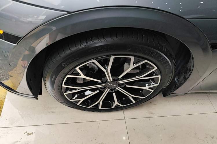 Used Zeekr 007 2024 Rear-Drive Intelligent Driving Version 75 kWh Left Front Wheel Hub